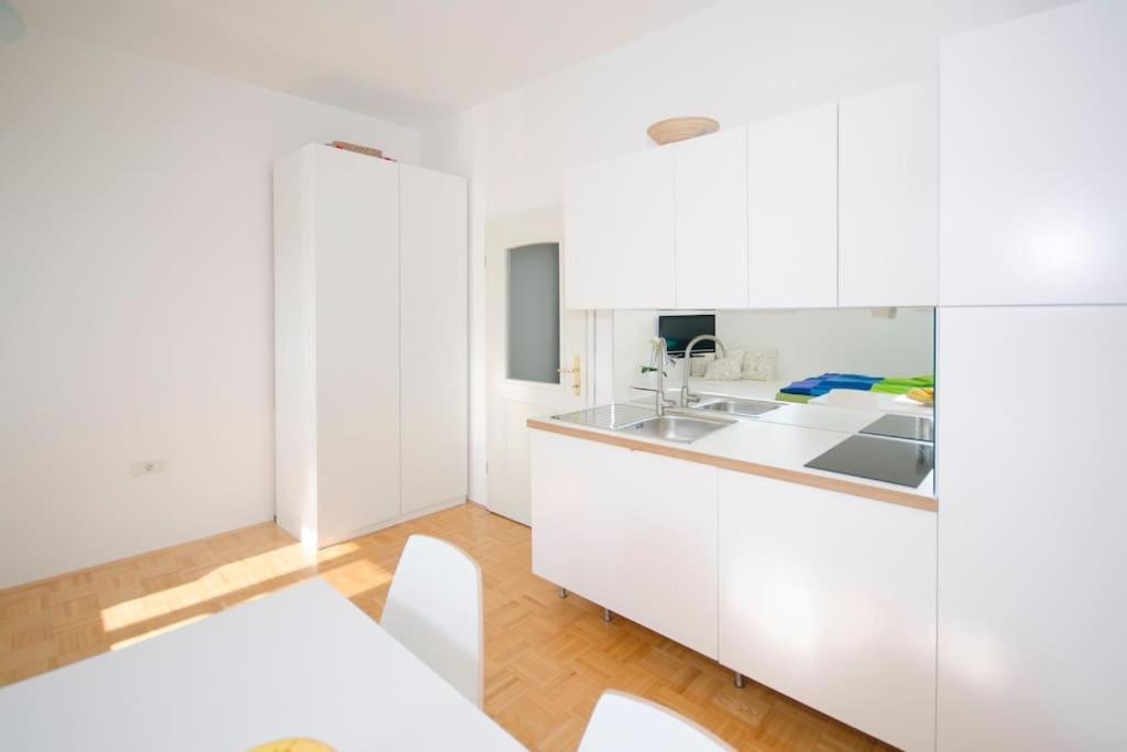 The Cute, Sunny Apartment In The Center +P Ljubljana Exteriör bild